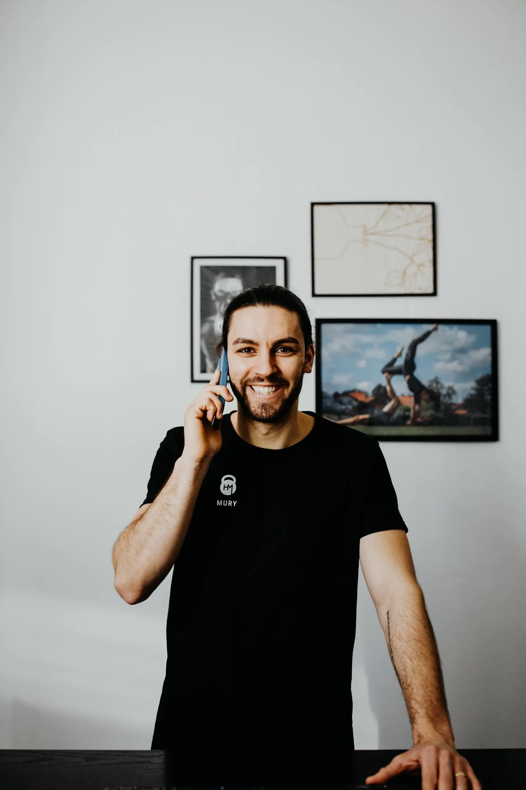 Coach Mury telefoniert im Büro von HM Fitness
