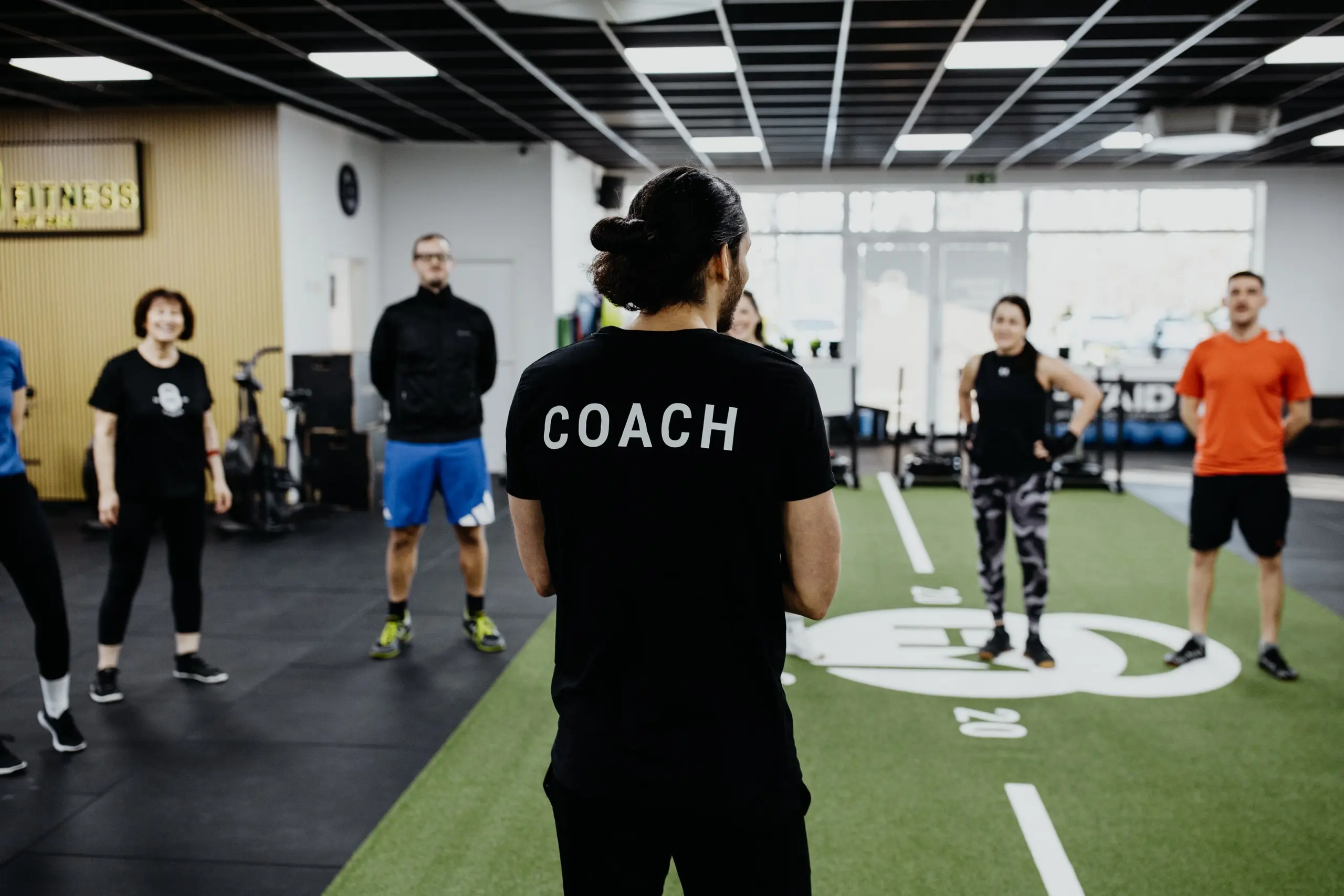Coach Mury erklärt der Gruppe die nächste Übung