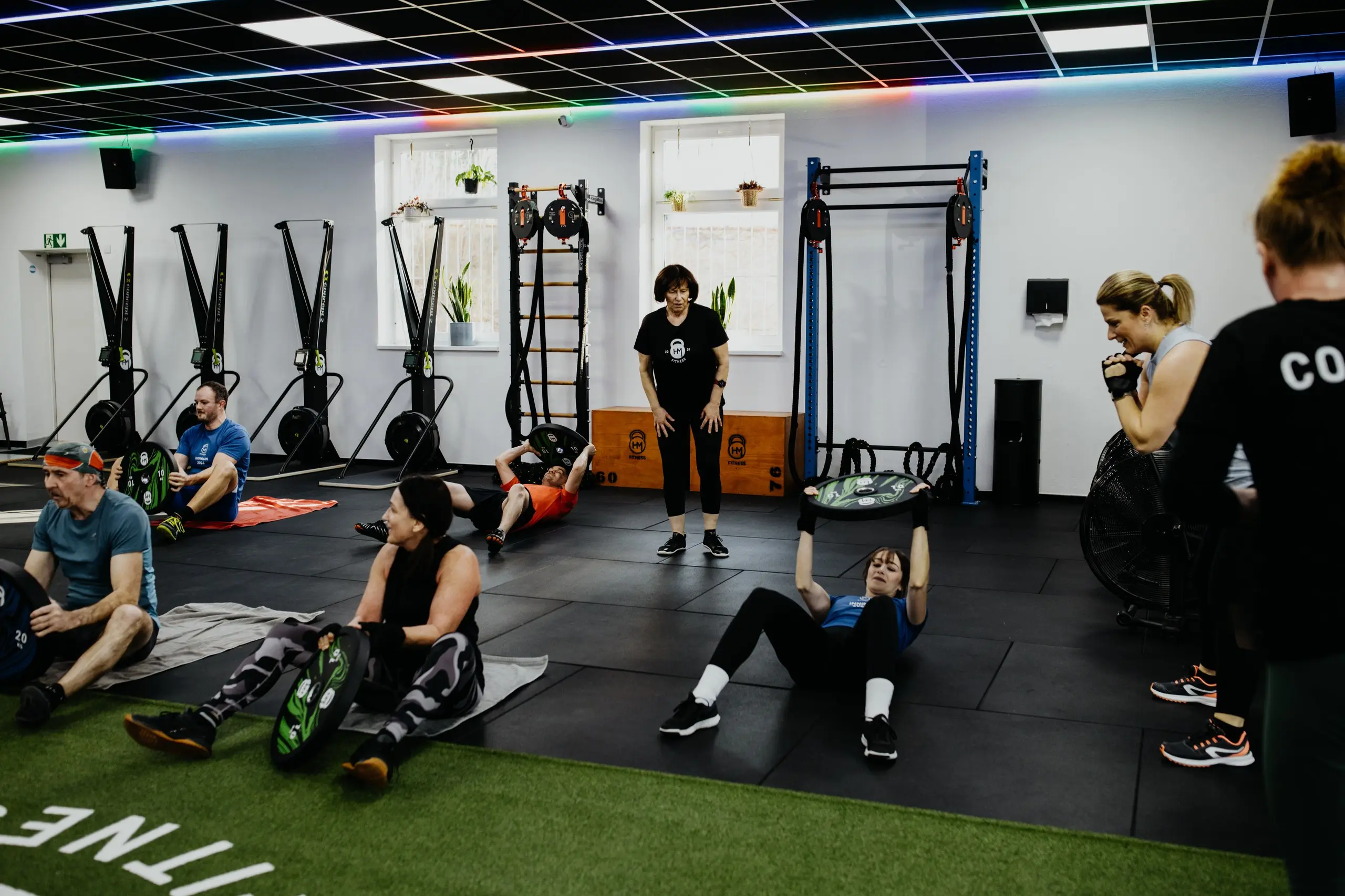 Kleingruppe beim Training auf der Fläche von HM Fitness