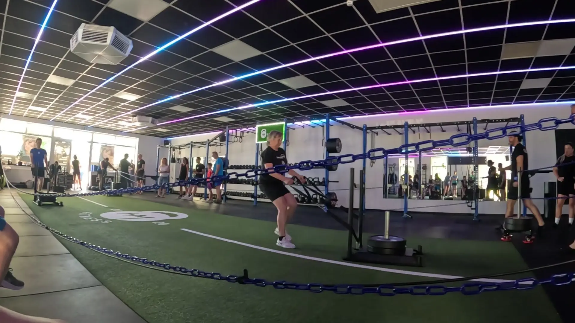 HM Fitness Sommerfest 2026 in Pfarrkirchen — Zweier-Teams an den Schlitten bei der Spendenaktion für Sternstunden e.V.