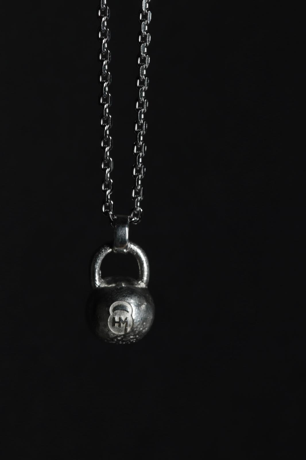 Handgefertigte HM-Silberkette mit eingravierter Kettlebell